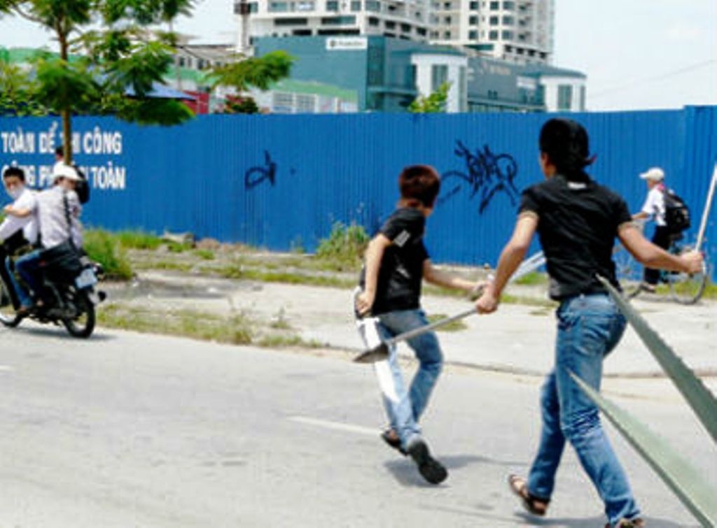 5 phut giai toa cuoc au da trong ham song Sai Gon hinh anh