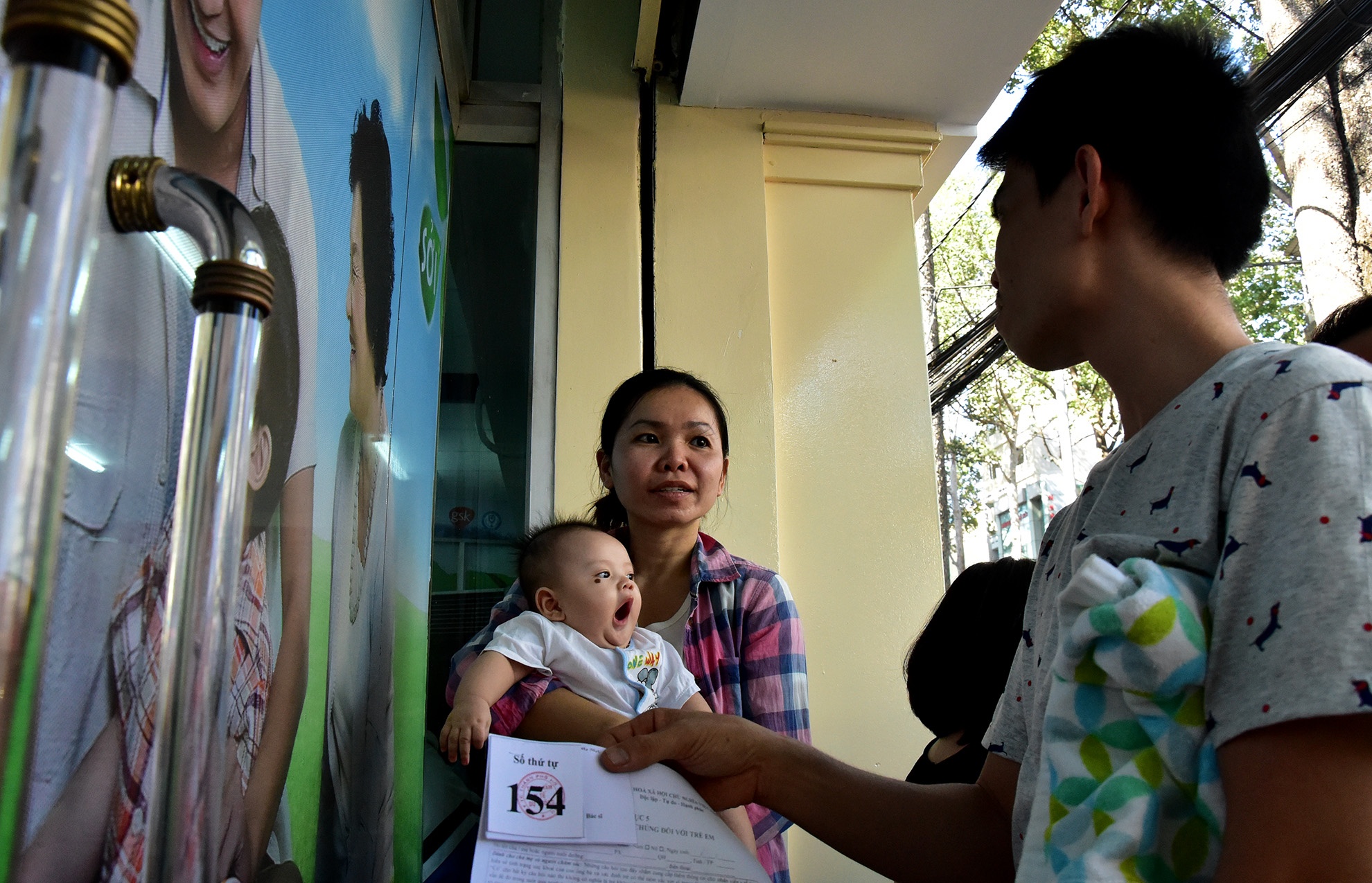 Gia đình anh Phong và anh Hùng rất vui khi là những người đầu tiên được bổ sung số thứ tự.