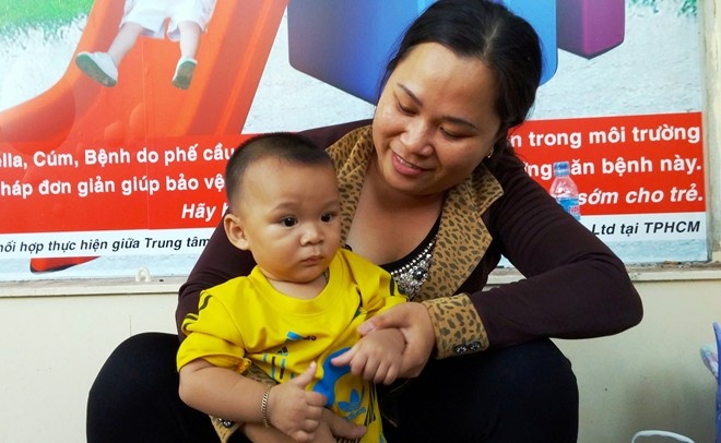 Vuot 350 km len Sai Gon tiem vac xin cho con hinh anh