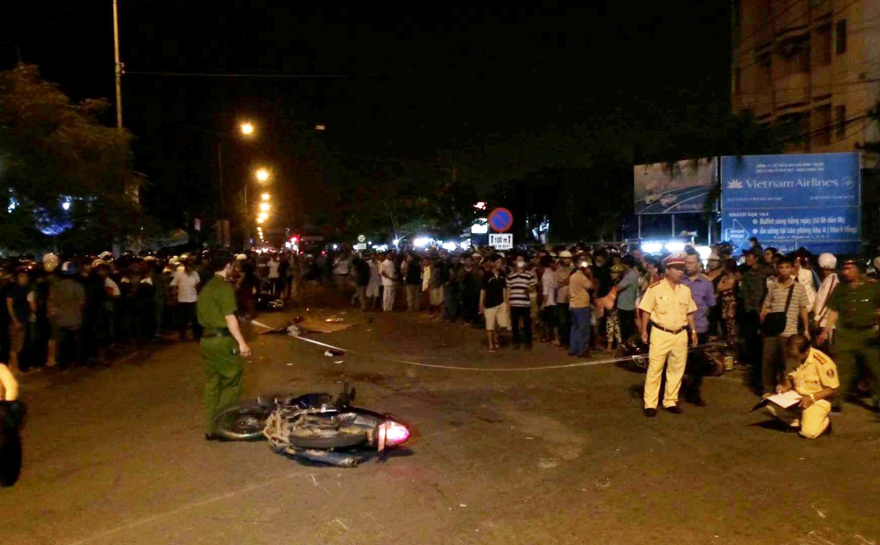 Oto khach tong lien hoan, 2 vo chong chet tham hinh anh