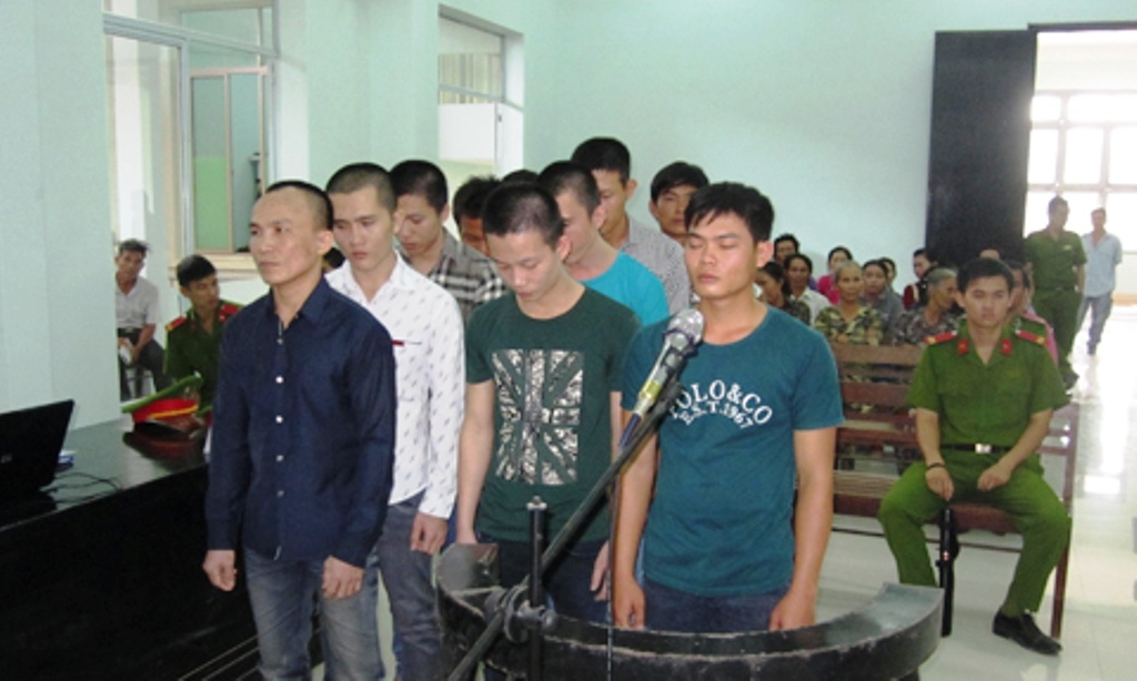 Ca nhom thanh nien keo nhau di 'xu' ba chu quan rua han hinh anh