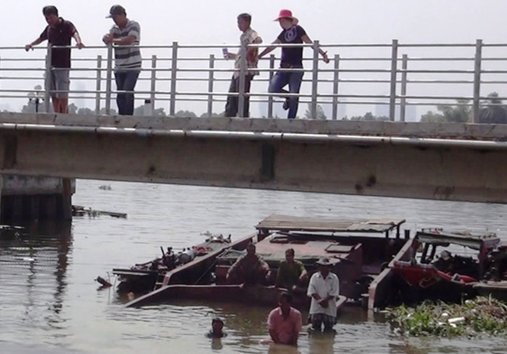 Chim sa lan 200 tan, nhieu nguoi nhay song thoat nan hinh anh