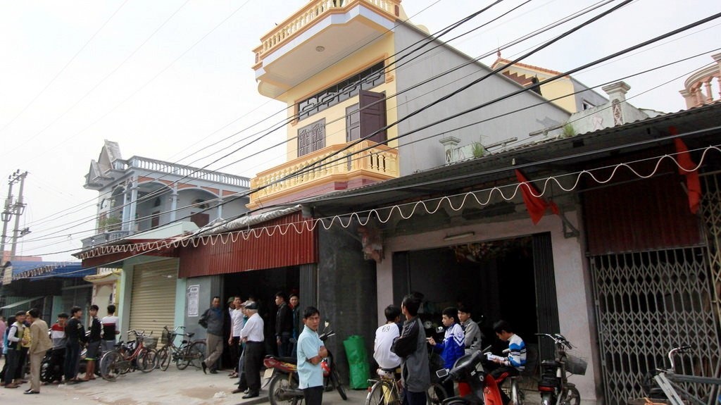 Bac thang cham day dien 3 pha, 2 nguoi chet, 1 bi thuong hinh anh