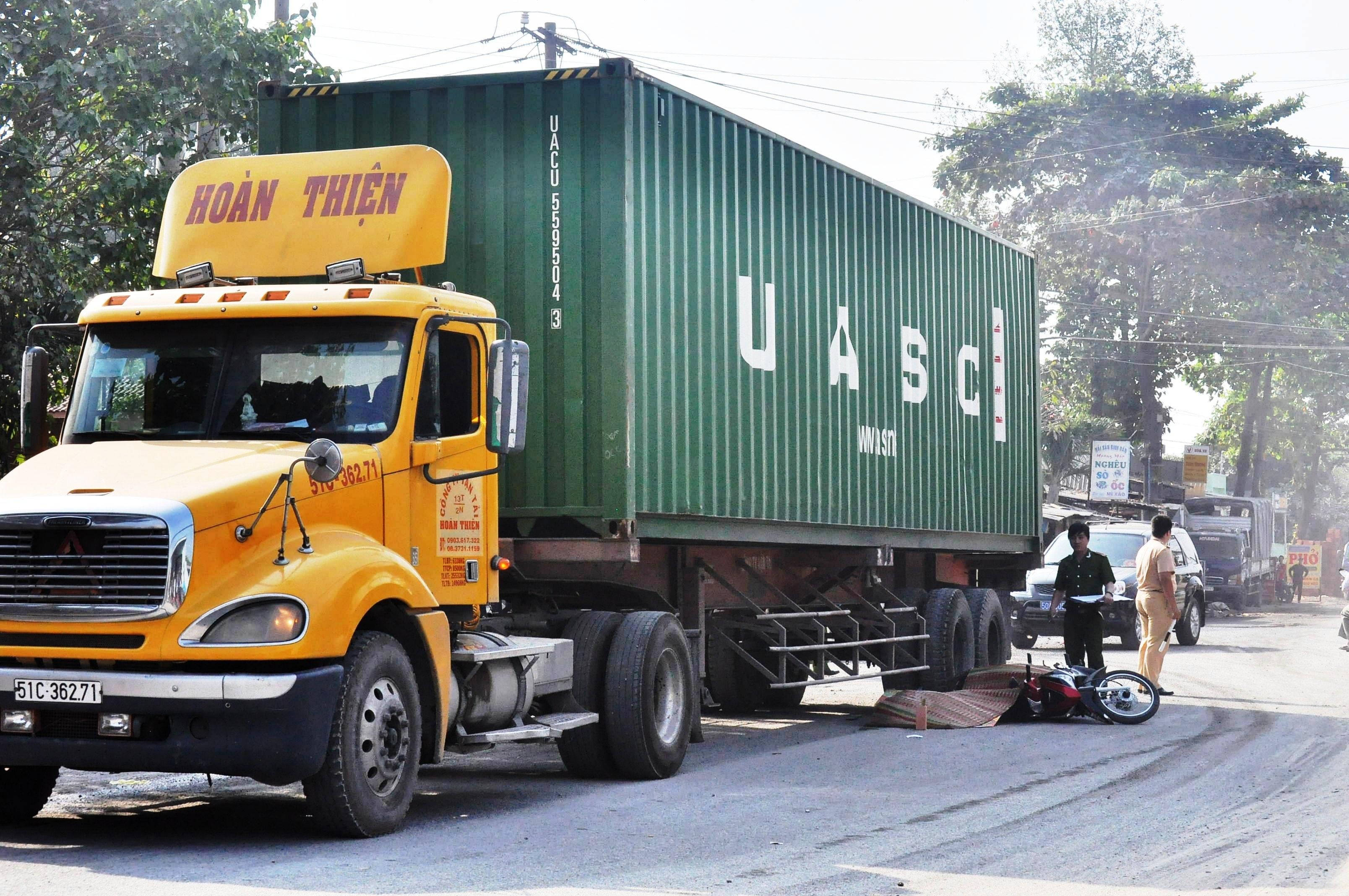 Nu cong nhan chet duoi banh xe dau keo sau gio tan ca hinh anh