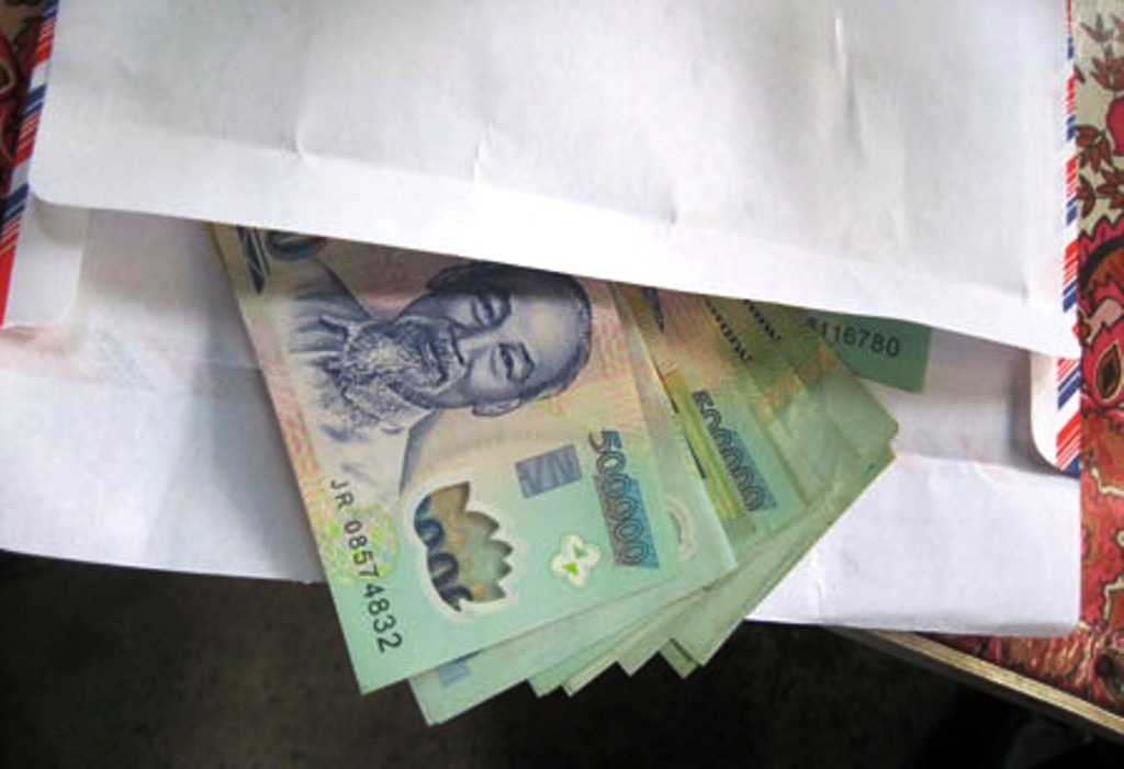 Bat can bo hai quan, thu nhieu phong bi chua tien ty hinh anh