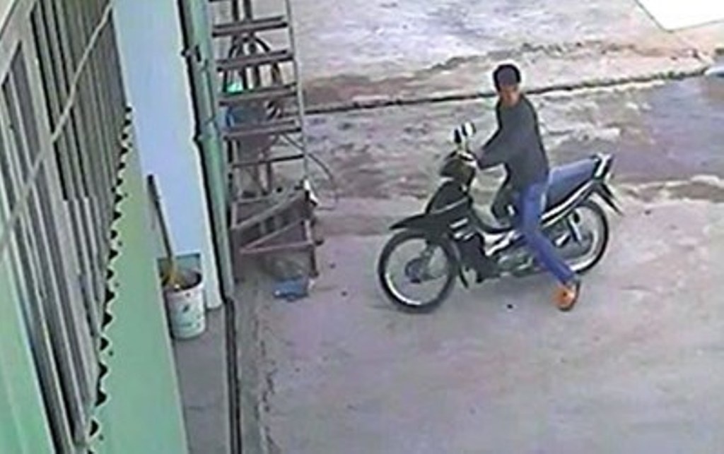 Di trom bi phat hien, danh chet chu nha hinh anh