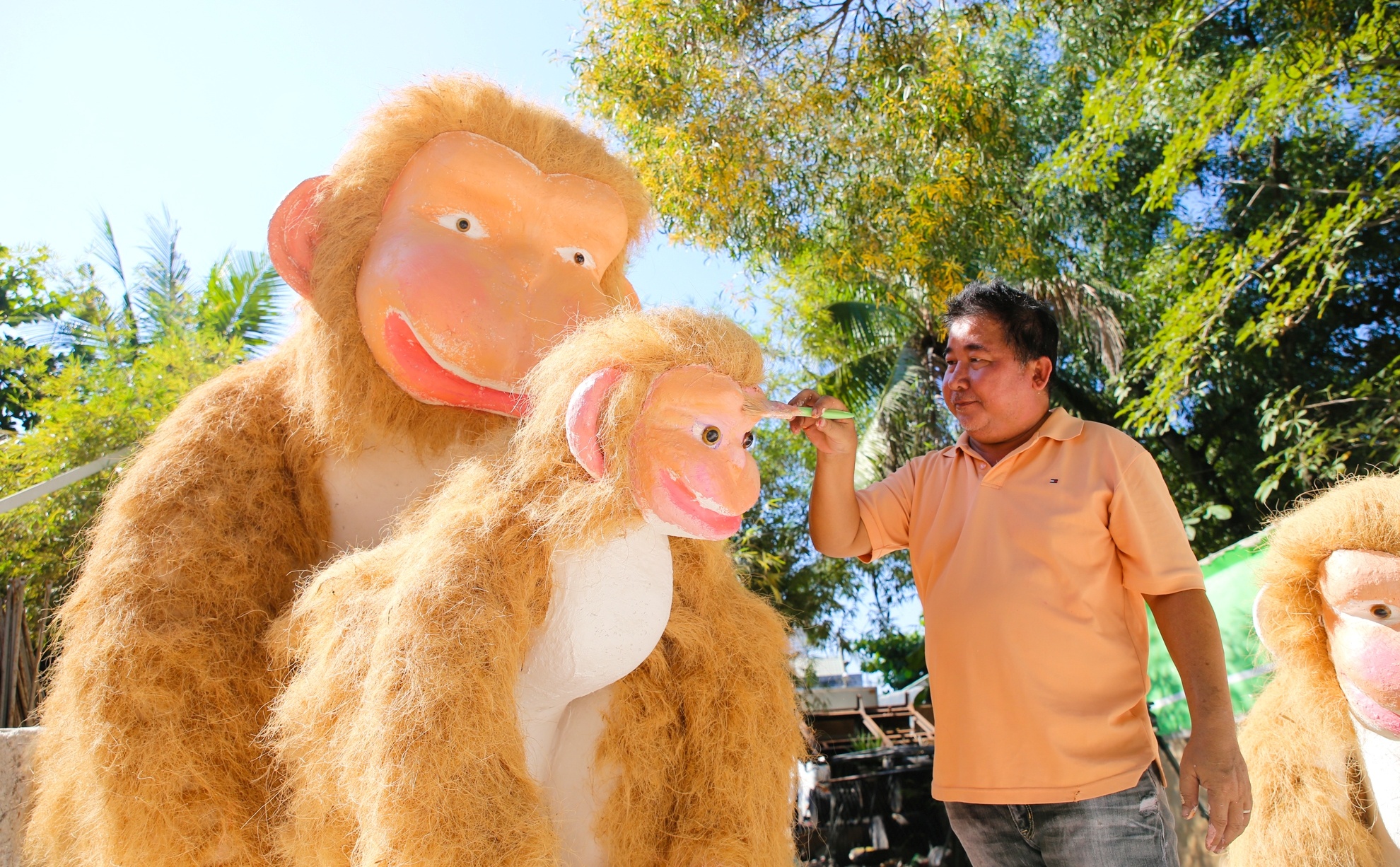 Hai gia dinh khi khong lo tai duong hoa Tet Sai Gon hinh anh