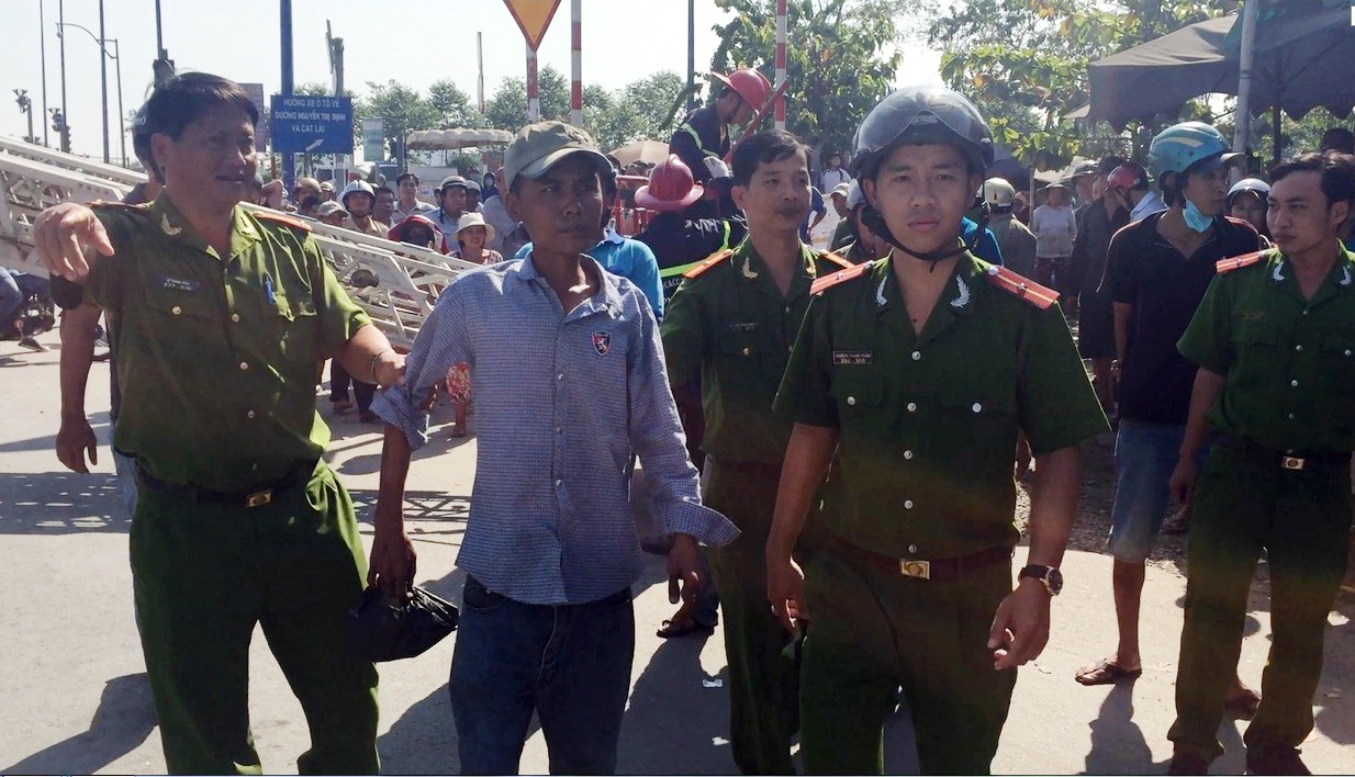 Thanh nien treo cot dien la het, doi tu tu o Sai Gon hinh anh