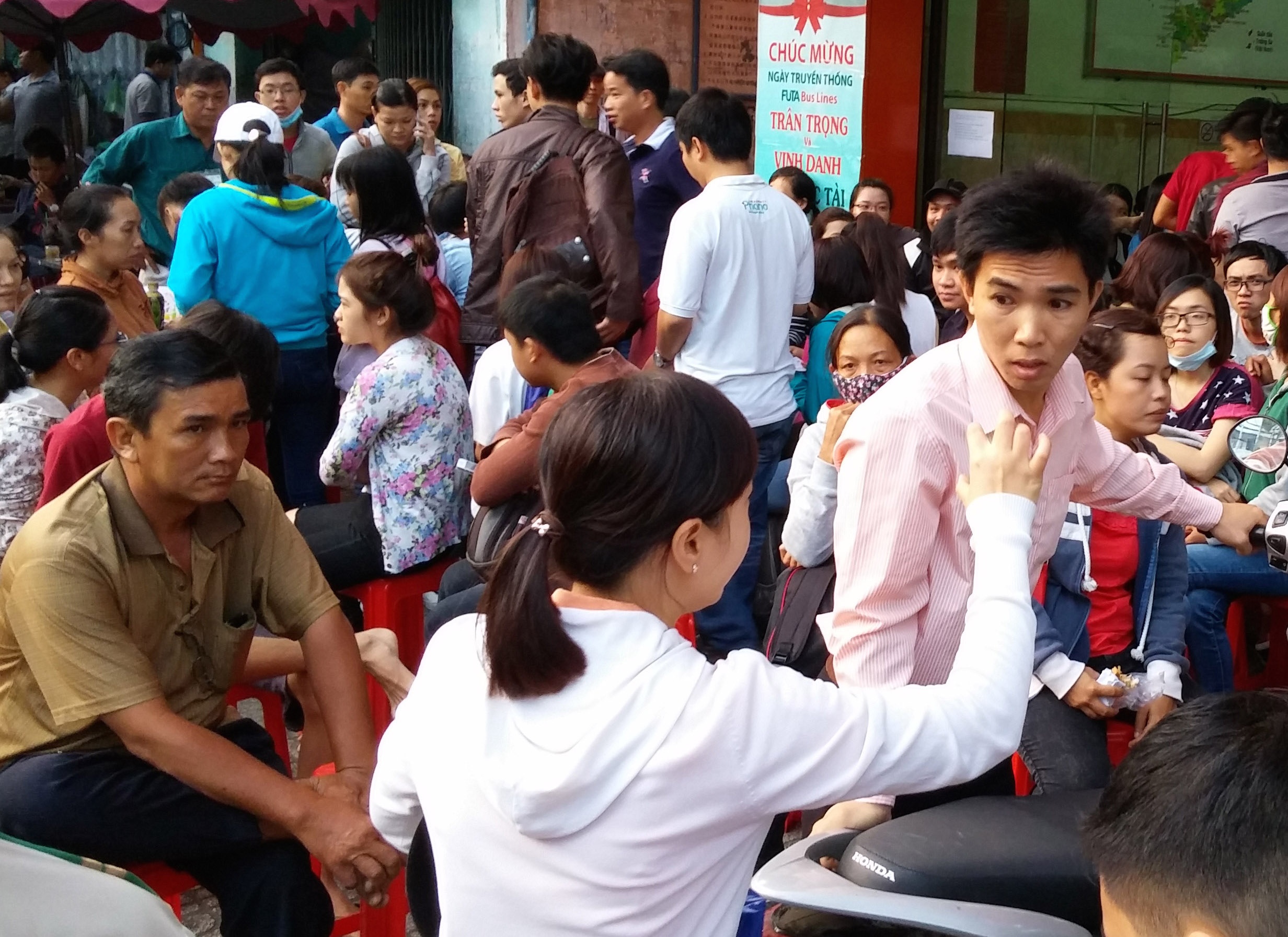 Thuc dem, chen chuc cho mua ve xe Tet Phuong Trang hinh anh