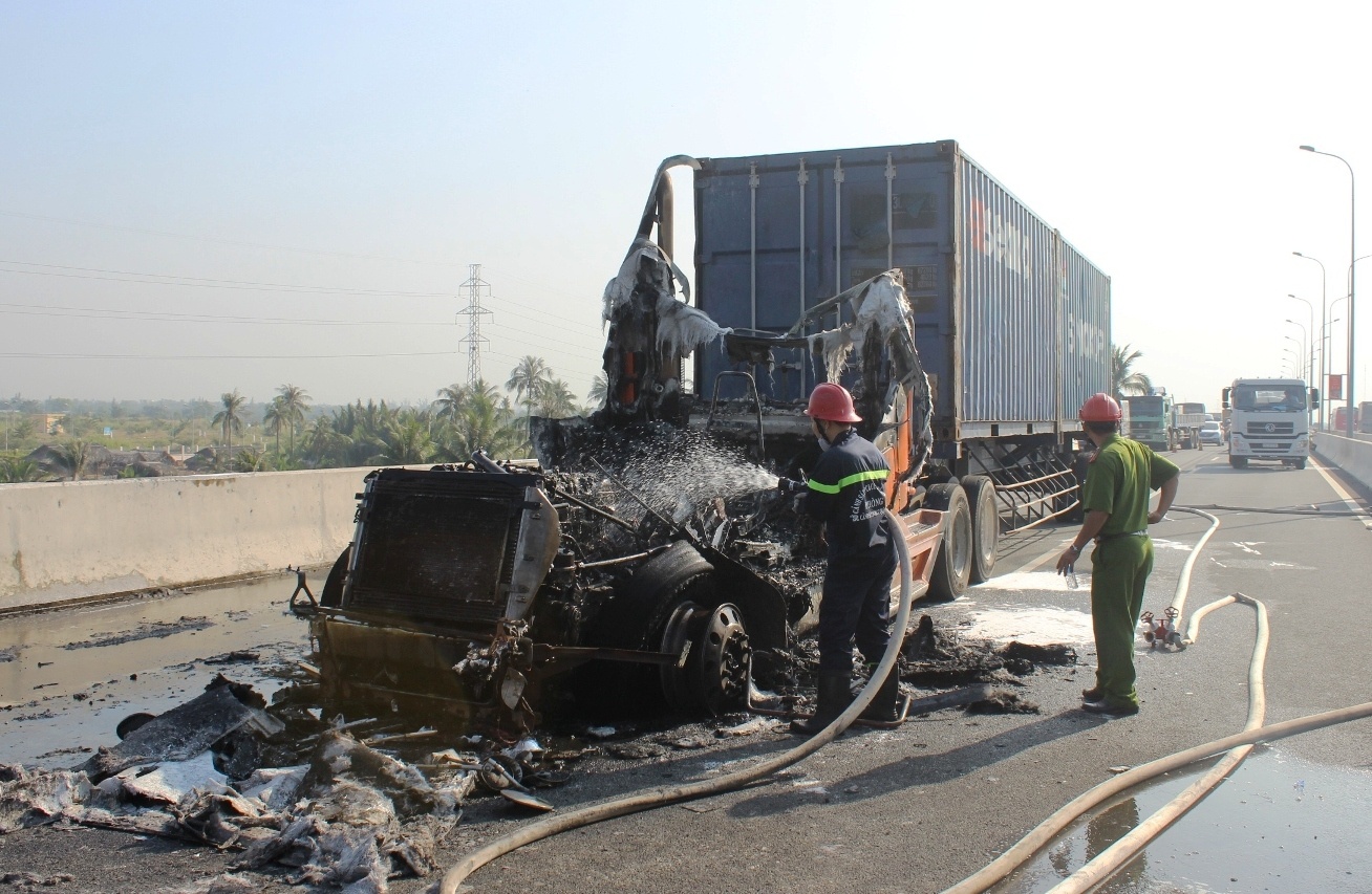 Xe dau keo phat no, chay rui tren cao toc hinh anh