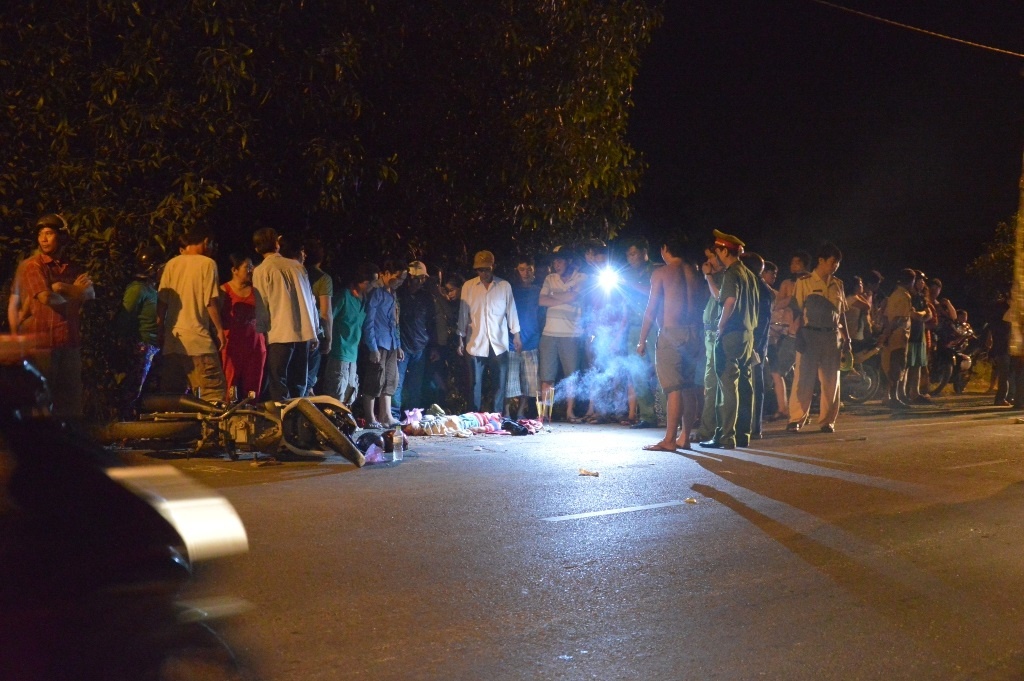 Vo chong om thi the con gai 3 tuoi bi xe can khoc ngat hinh anh