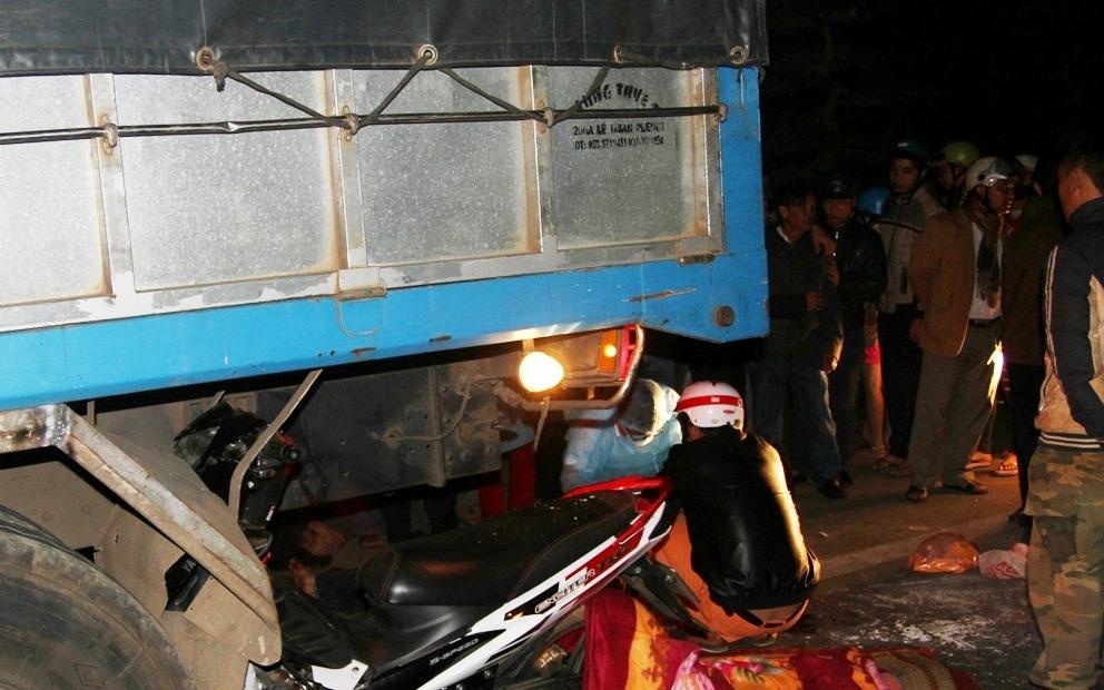 Xe may tong duoi oto, doi vo chong tre tu vong hinh anh