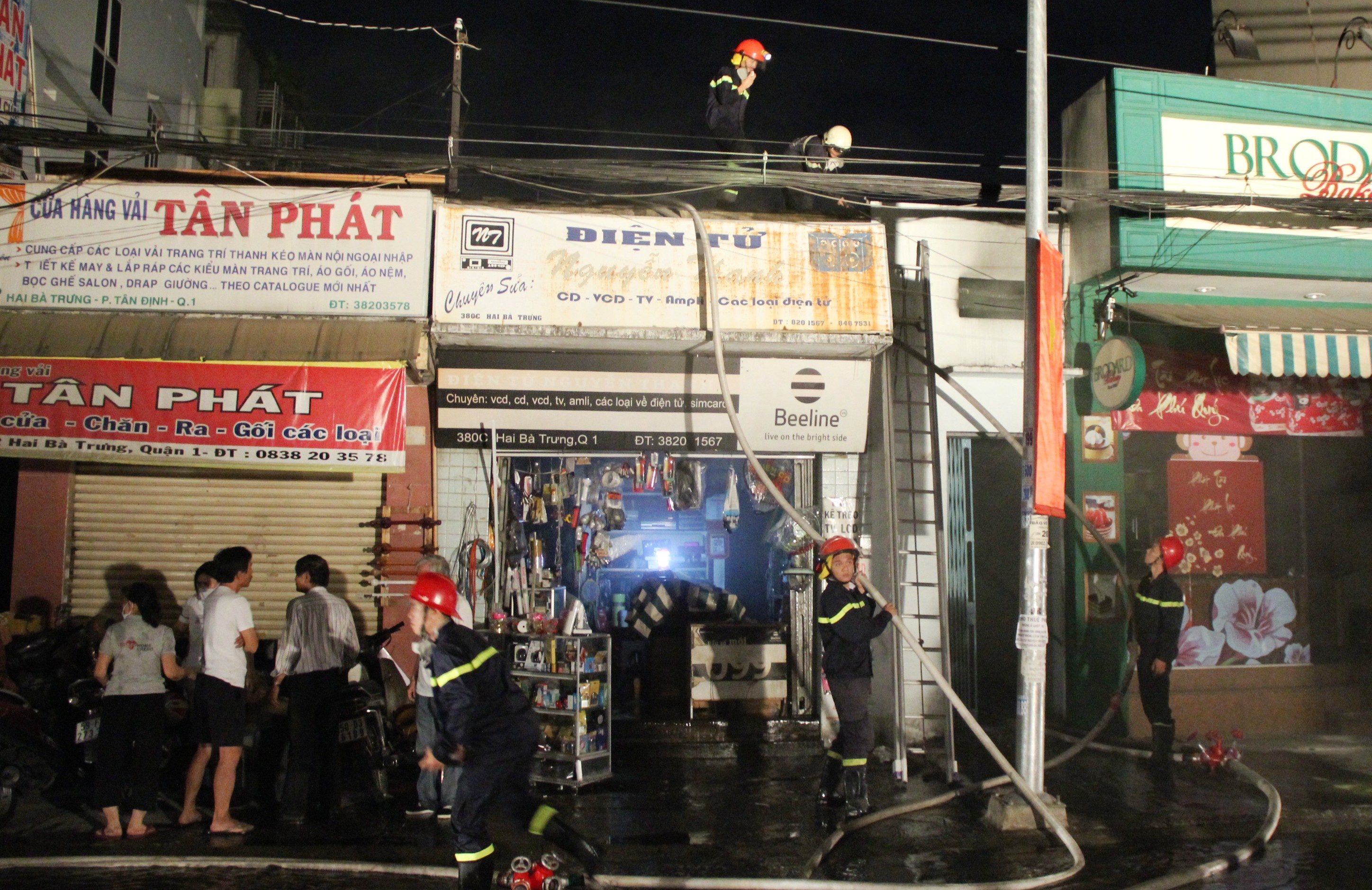 Chay nha o trung tam Sai Gon, nhieu nguoi om tai san bo chay hinh anh