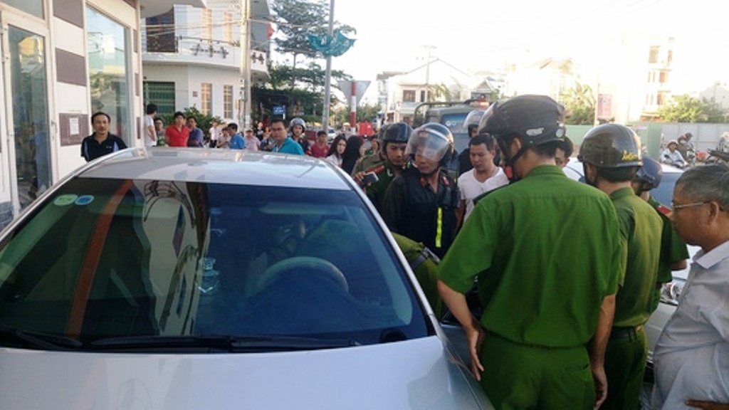 Rut sung doa ban vi oto phia truoc khong chiu di hinh anh