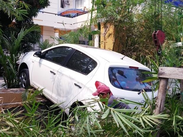 Oto gay tai nan, cua ngo san bay Tan Son Nhat un tac hinh anh