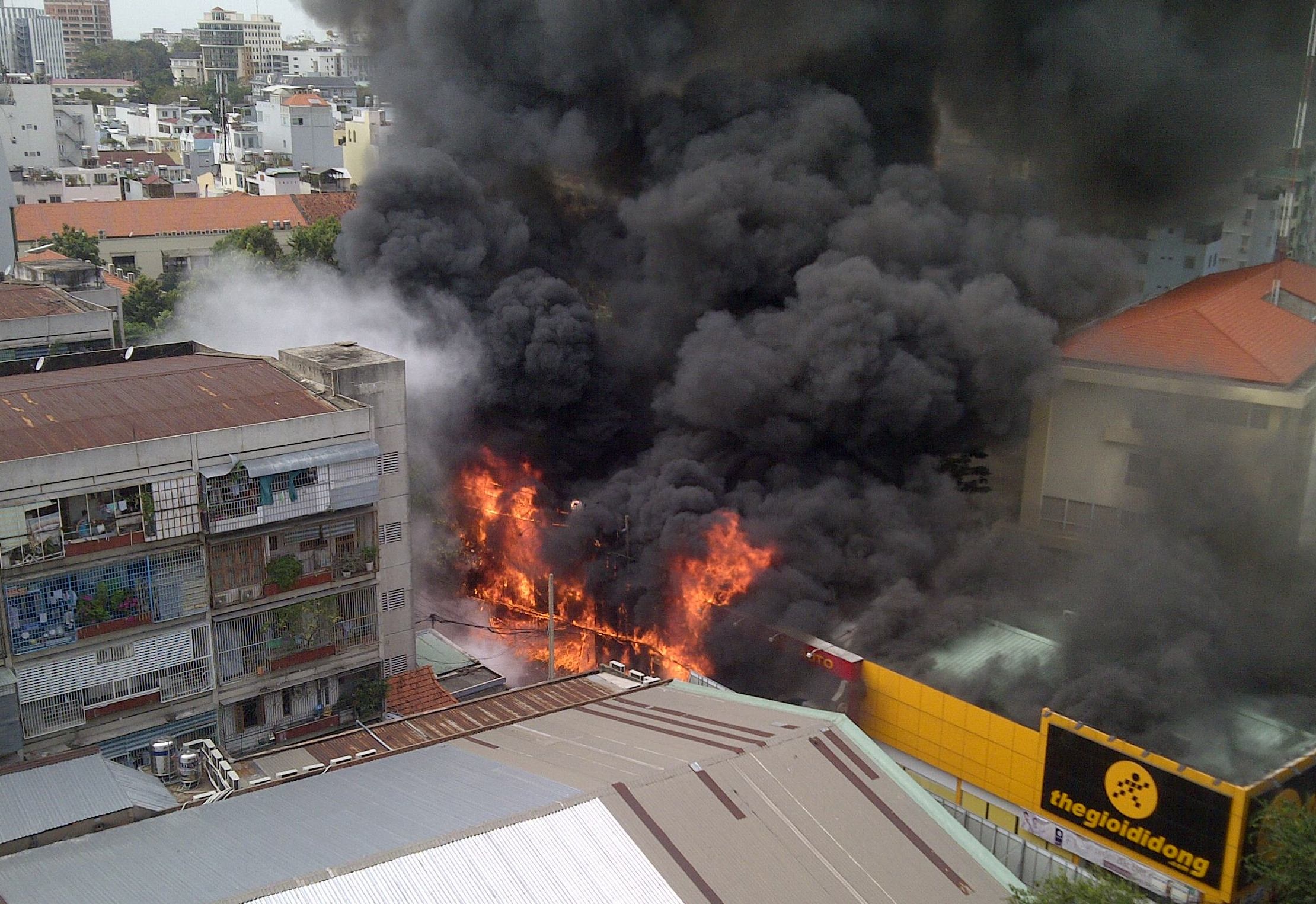 500 nguoi chua chay gara oto o trung tam Sai Gon hinh anh