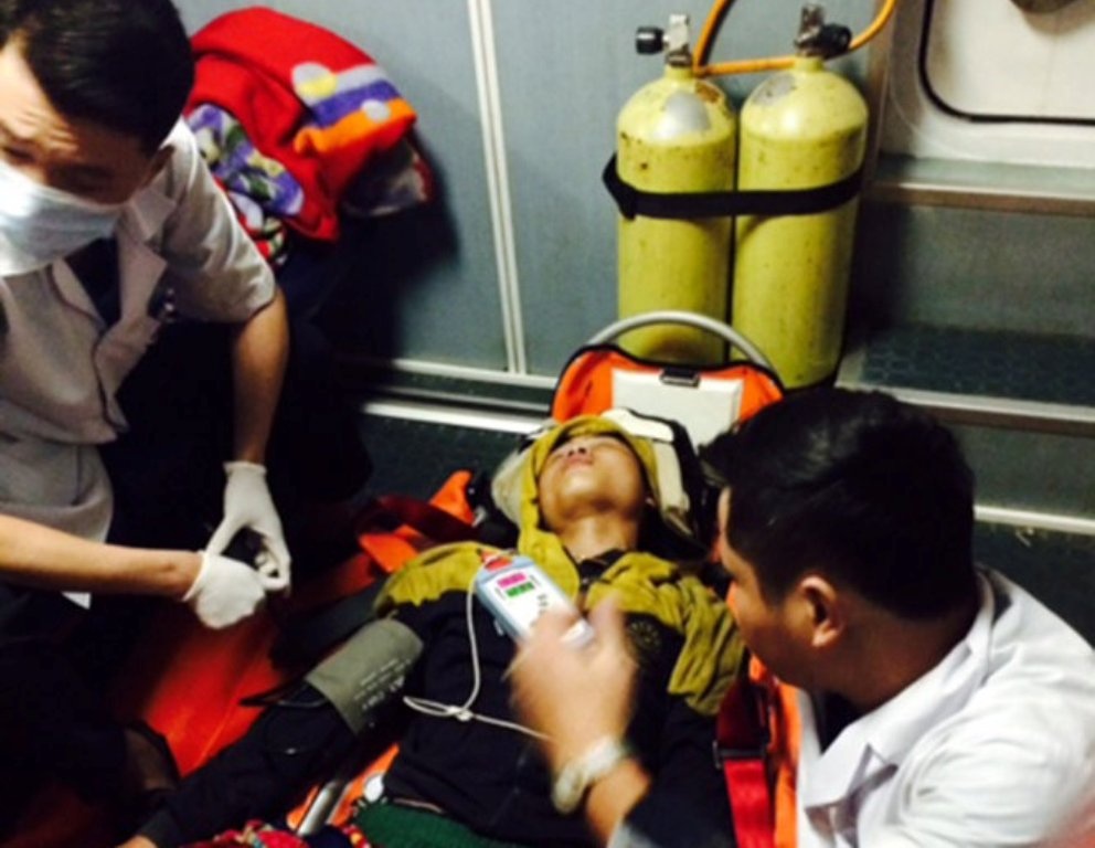 Vuot song trong dem cuu ngu dan bat tinh hinh anh