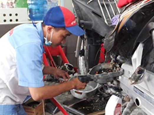 Hang loat xe may 'chet tuoi' sau khi do xang hinh anh