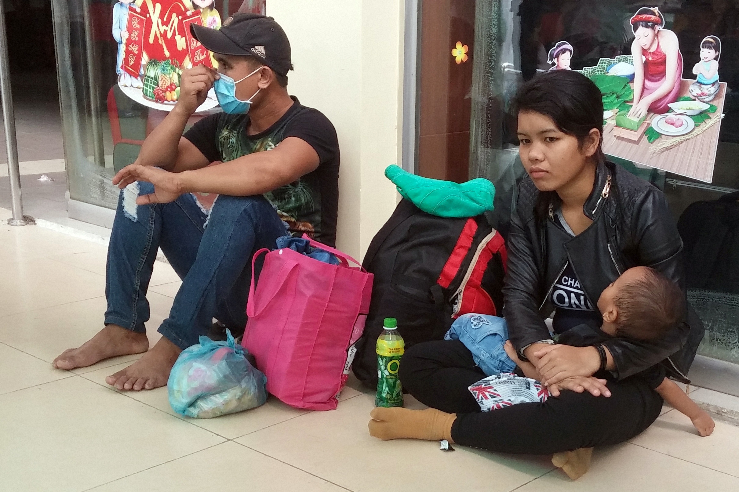 Ben xe ket cung, nguoi dan vat vo cho ve que an Tet hinh anh