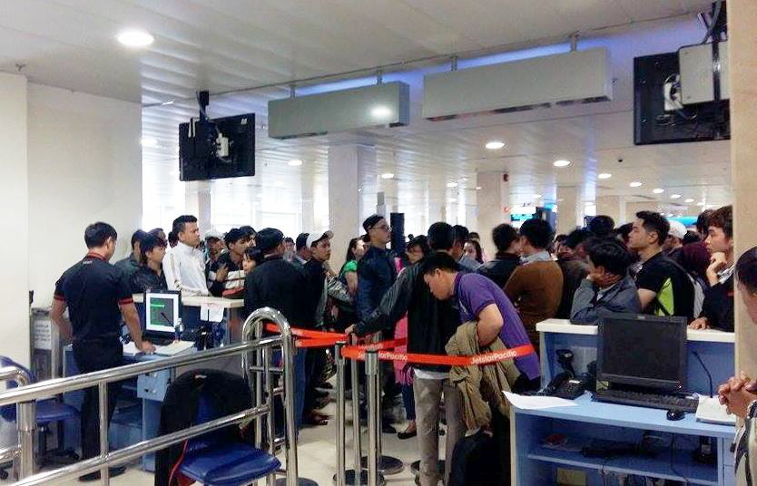 Khach buc xuc vi may bay cham chuyen nhieu lan hinh anh