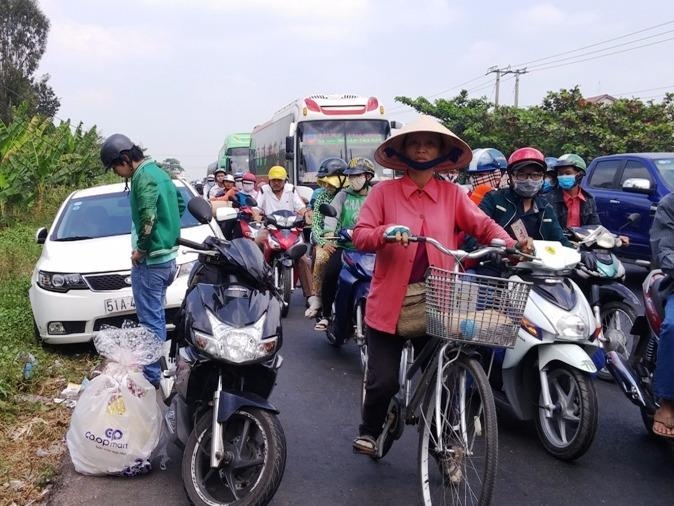 Duong ve Mien Tay un tac, tai nan ngay cuoi nam hinh anh