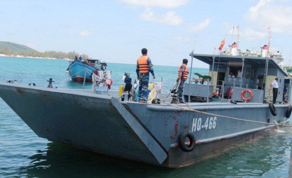 Nguoi linh lo hen vo con dem giao thua, ra khoi lam nhiem vu hinh anh