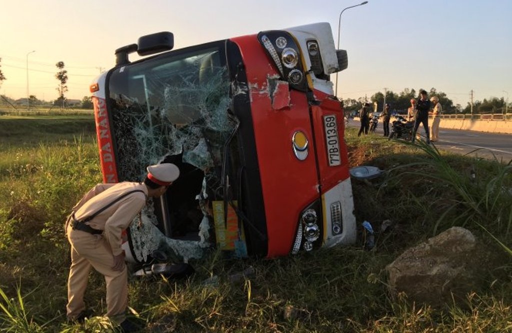 Xe khach lat nhao ben ve duong hinh anh