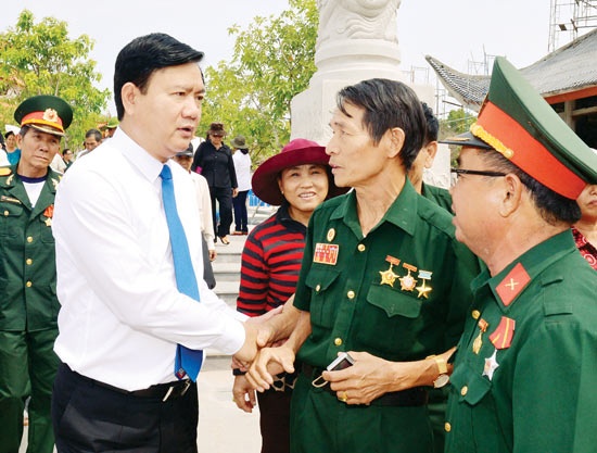 Bi thu Thanh uy TP HCM Dinh La Thang tham Dia dao Cu Chi hinh anh