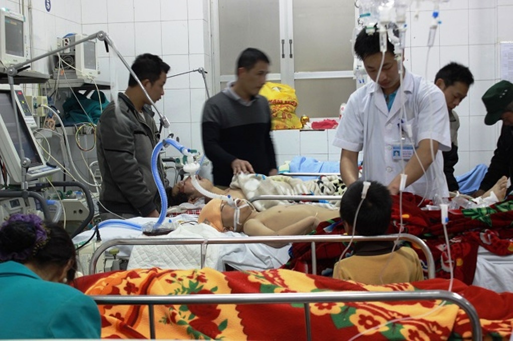 Benh vien qua tai Tet, benh nhan nam hanh lang cho cap cuu hinh anh