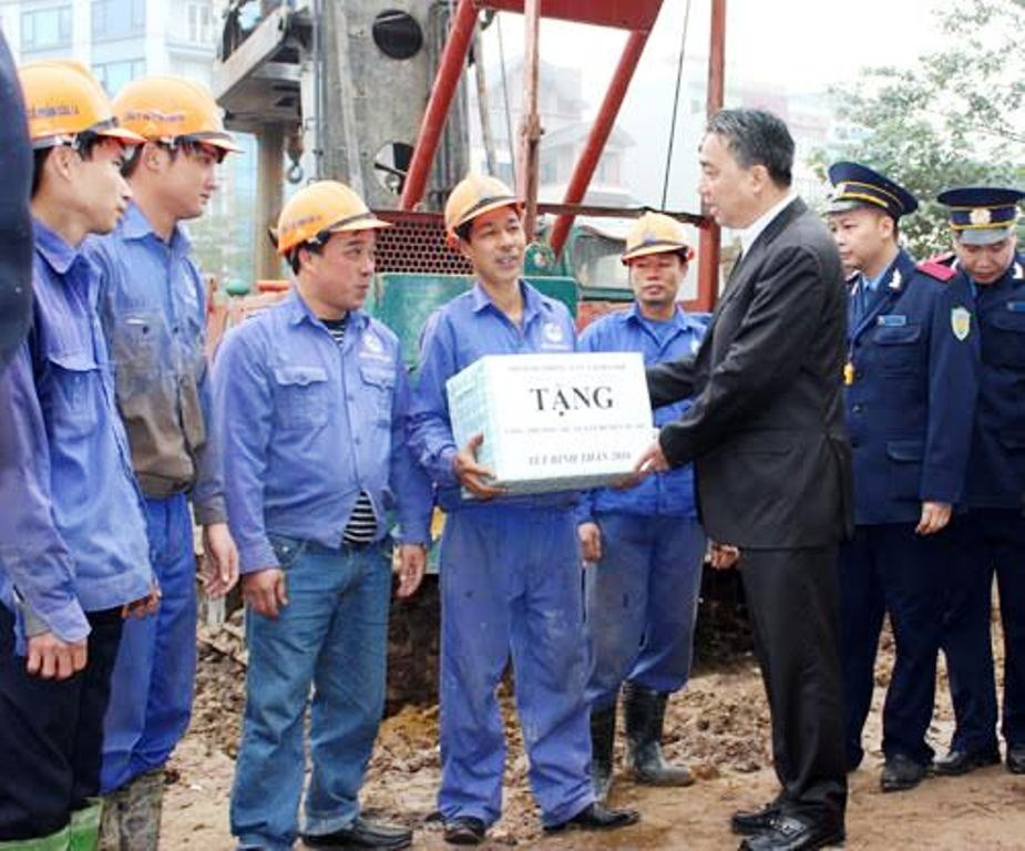 Nhung nguoi khong co Tet hinh anh