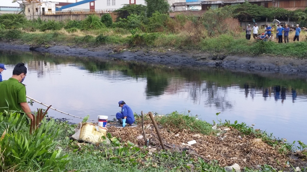 Phat hien bo xuong nguoi duoi kenh Tham Luong hinh anh