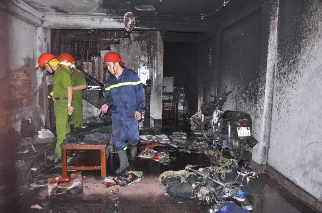 Pha hai lop cua sat de chua chay nha trong hem hinh anh