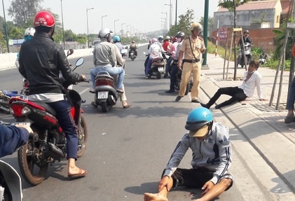 Thanh nien khong co y lai xe tong CSGT gay chan hinh anh