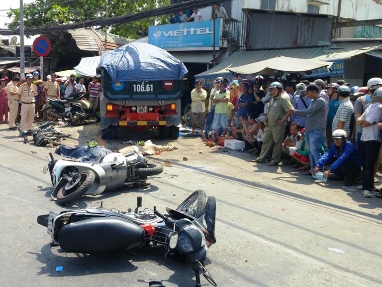 Nhieu nguoi thoat chet gang tac khi xe ben tong lien hoan hinh anh