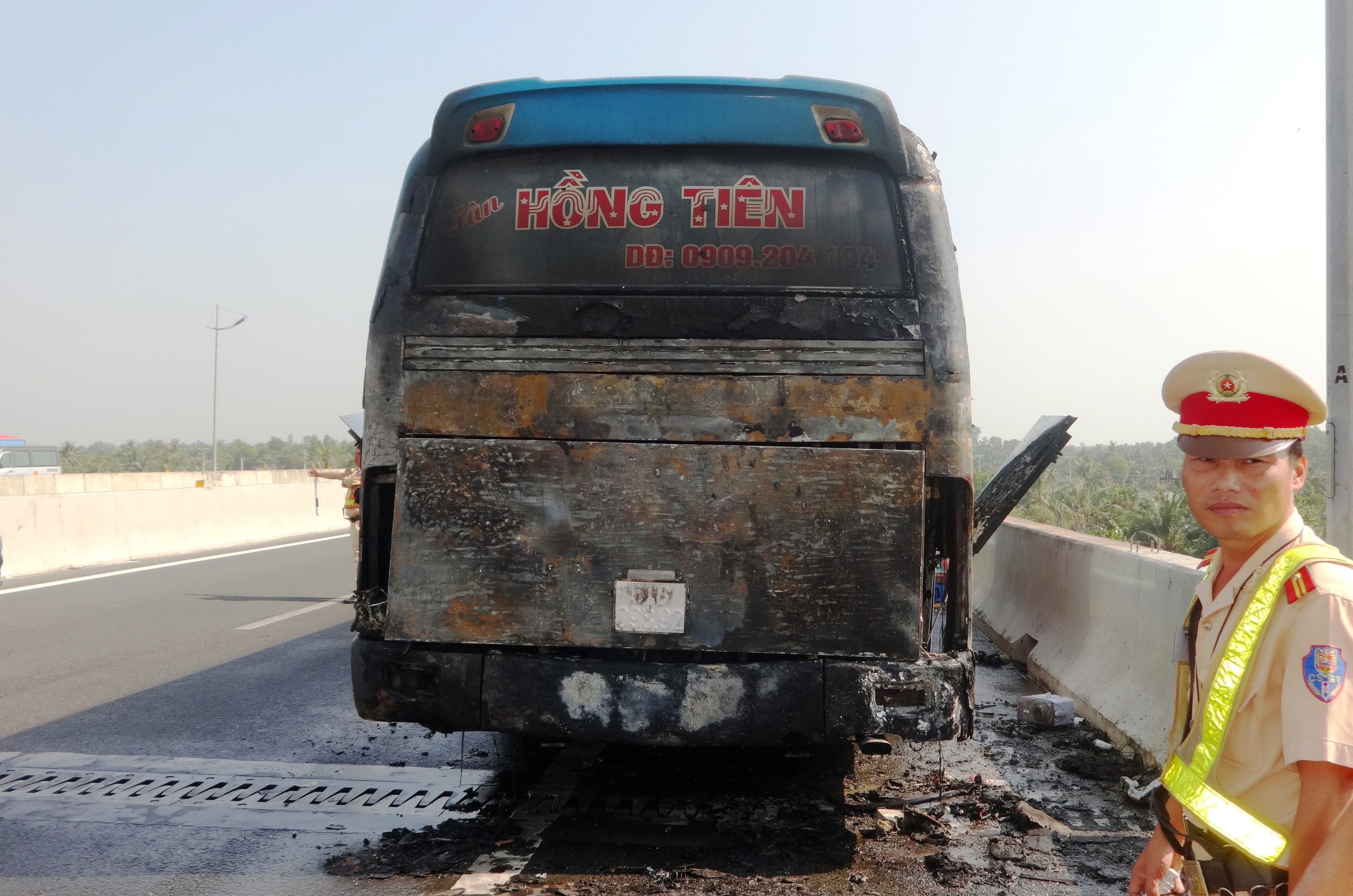 Xe khach 45 cho chay tren cao toc Trung Luong hinh anh