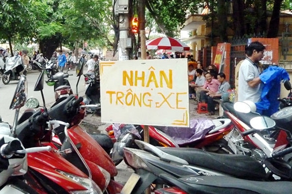 Kiem diem Chu tich phuong neu thu phi giu xe sai hinh anh