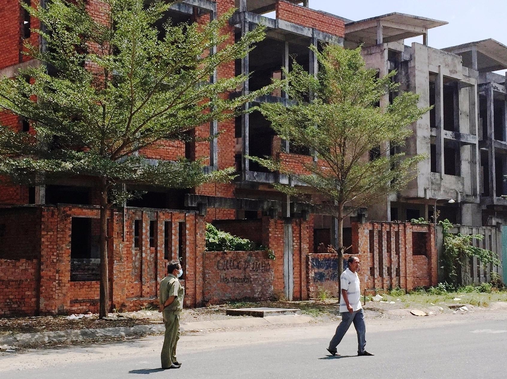 Di chup anh, phat hien xac nguoi trong day nha hoang hinh anh