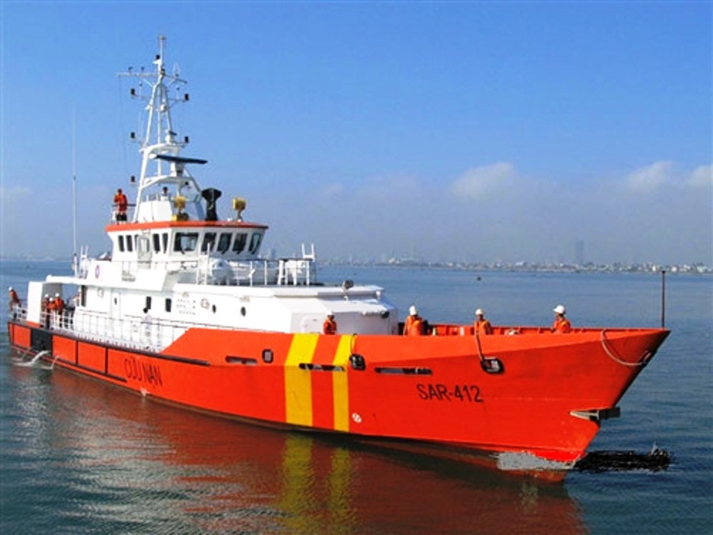 Cuu 20 thuyen vien gap nan tren bien hinh anh