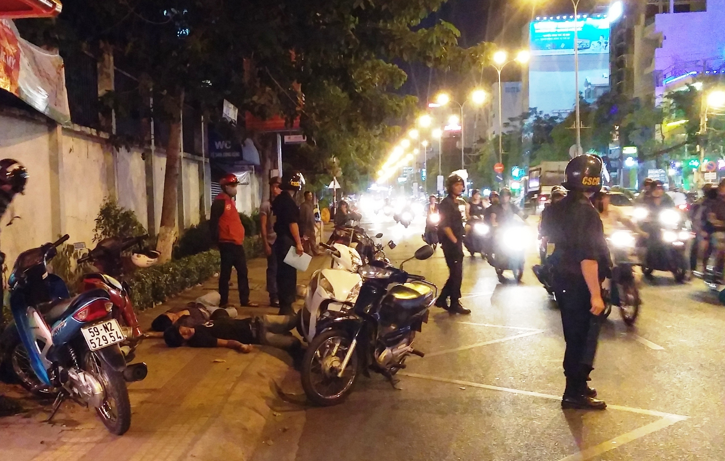 Hai nguoi nam bat dong khien doan duong nhon nhao hinh anh