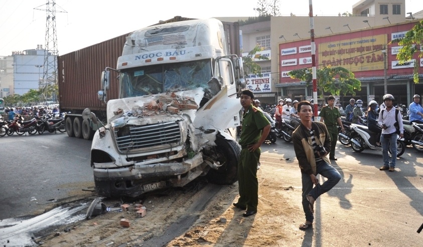Xe container tong ba gia, lao vao nha dan hinh anh