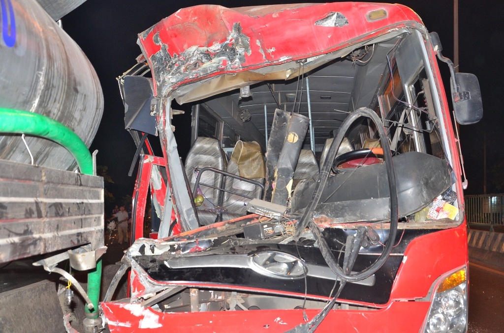 Oto tong xe bon, 11 nguoi bi thuong keu cuu hinh anh