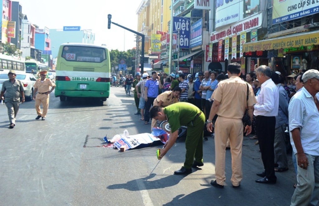 Co gai bi xe buyt can tu vong hinh anh