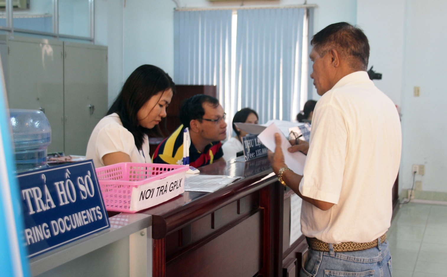 Nhieu nguoi khong nam quy dinh cap bang lai oto quoc te hinh anh
