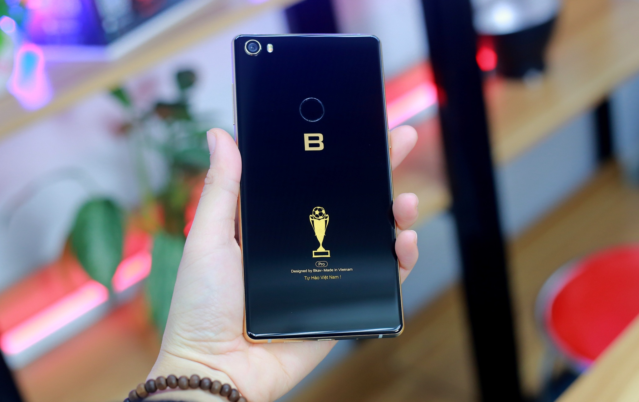 Bphone 3 ban 'Tu hao Viet Nam' thu hut co dong vien hinh anh