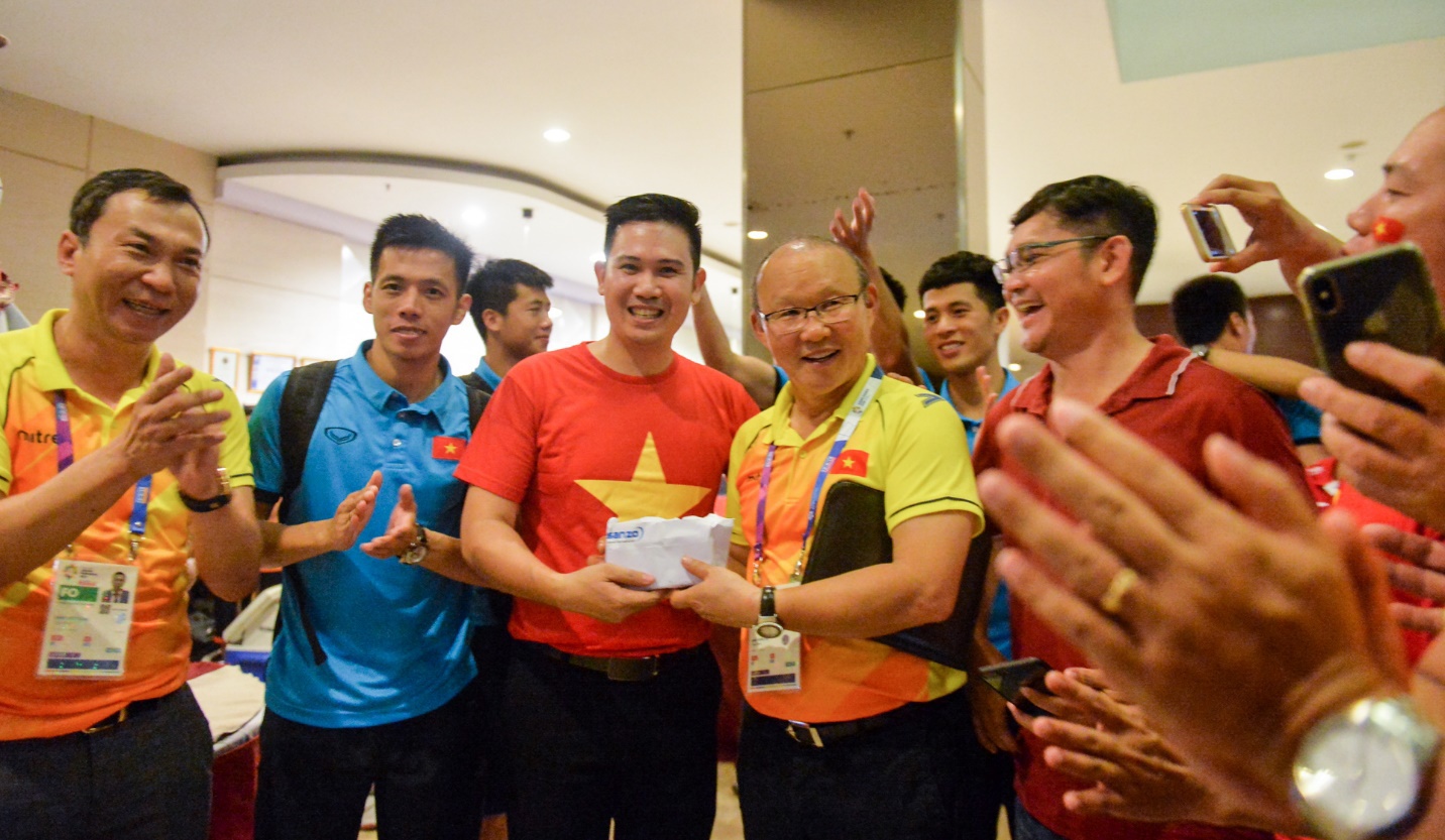 CEO Pham Van Tam va mot nam het long voi bong da Viet Nam hinh anh