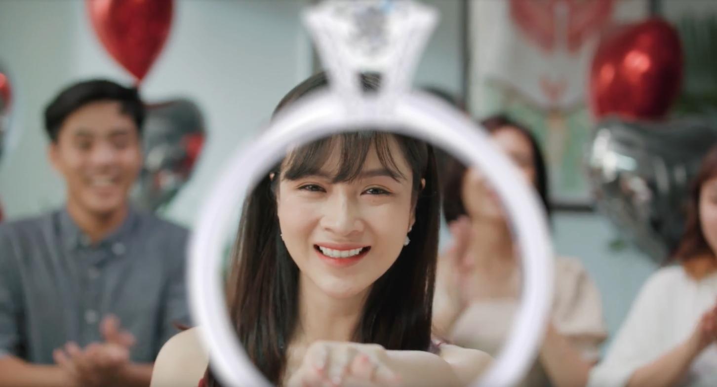 Video - Clip cau hon cua cac cap doi khien cong dong mang day song hinh anh