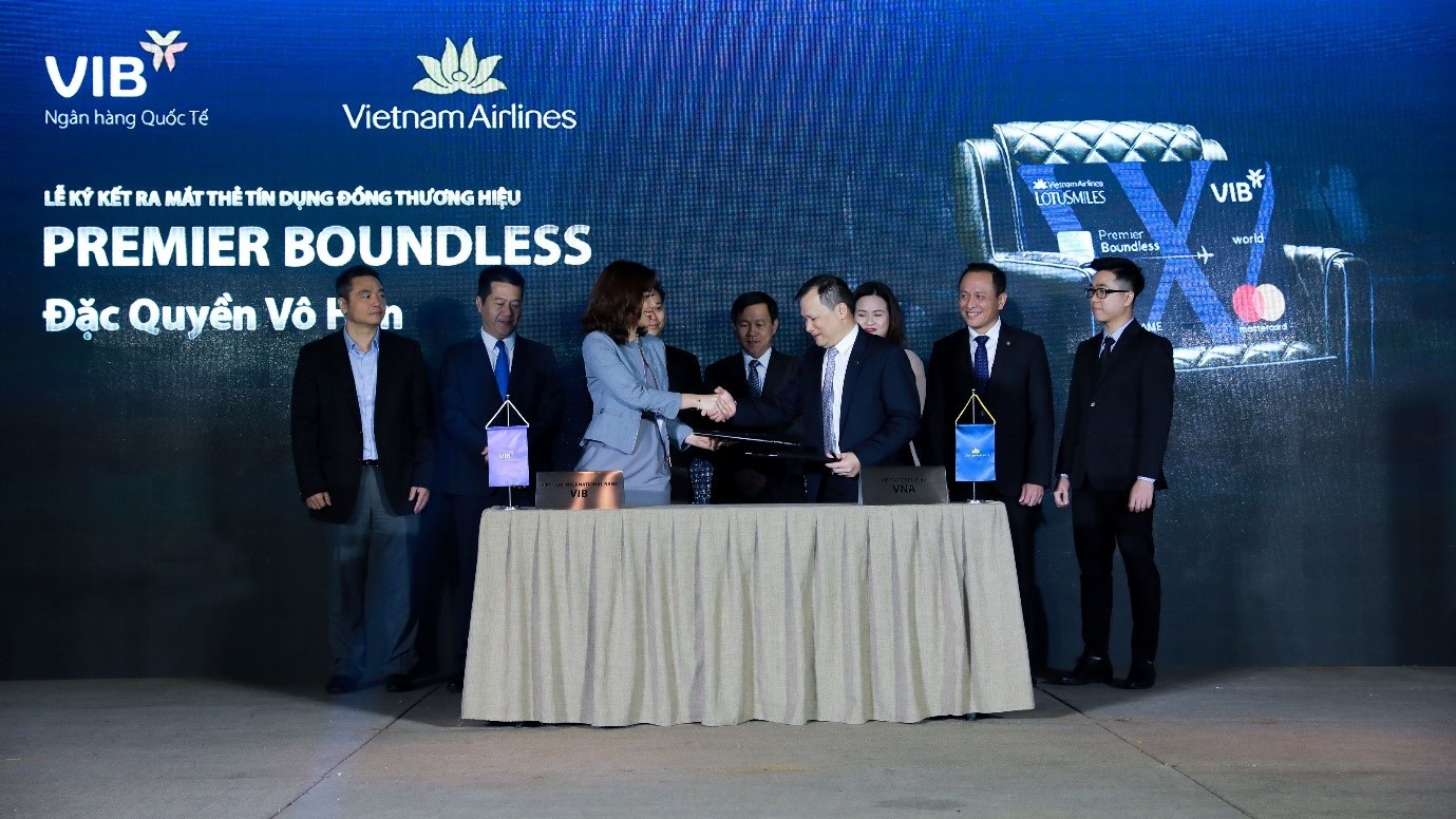 The dong thuong hieu dac quyen - chien luoc cua hang bay va ngan hang hinh anh