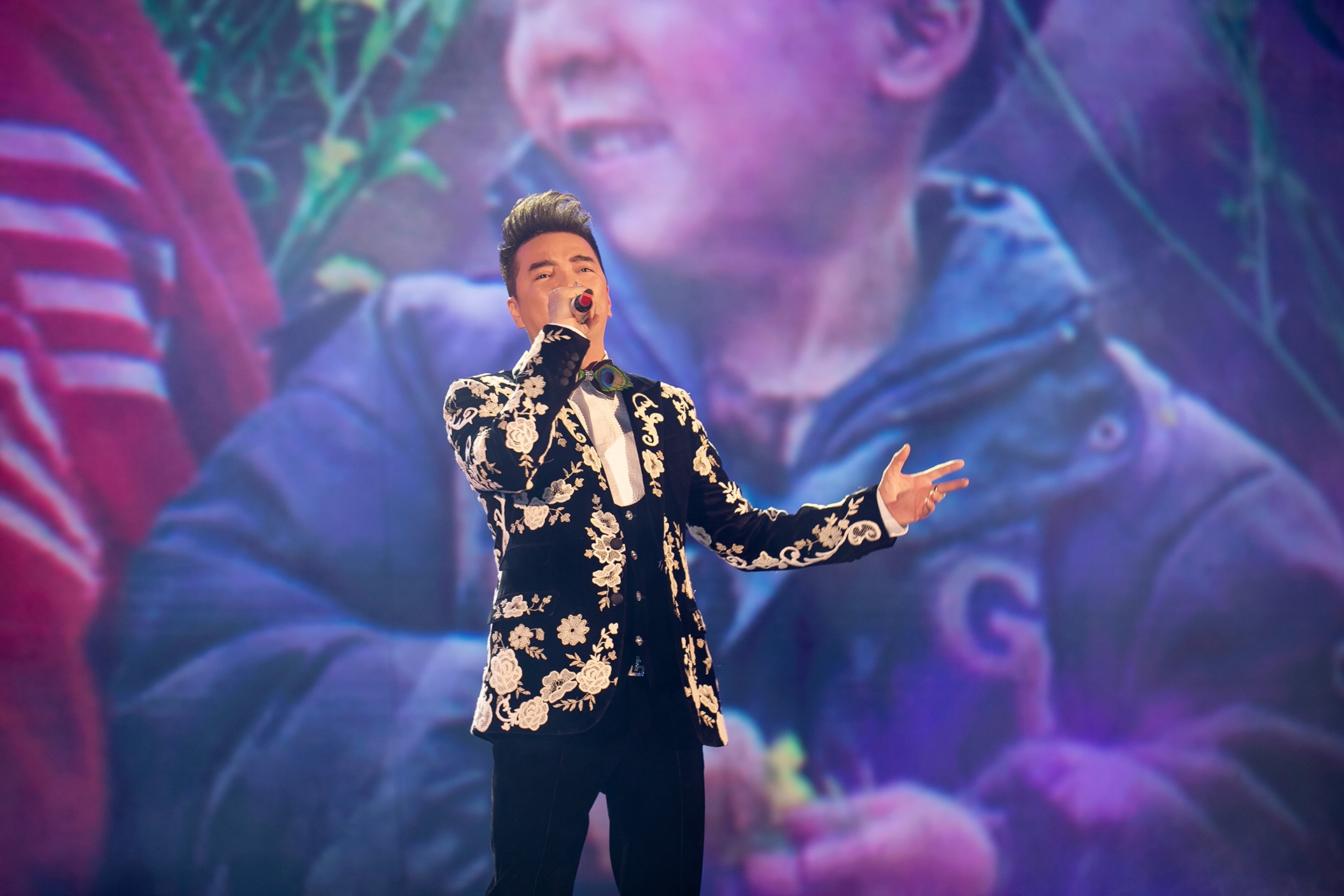 Dam Vinh Hung, Dong Nhi va dan sao Viet bung no tai dem nhac Da Nang hinh anh