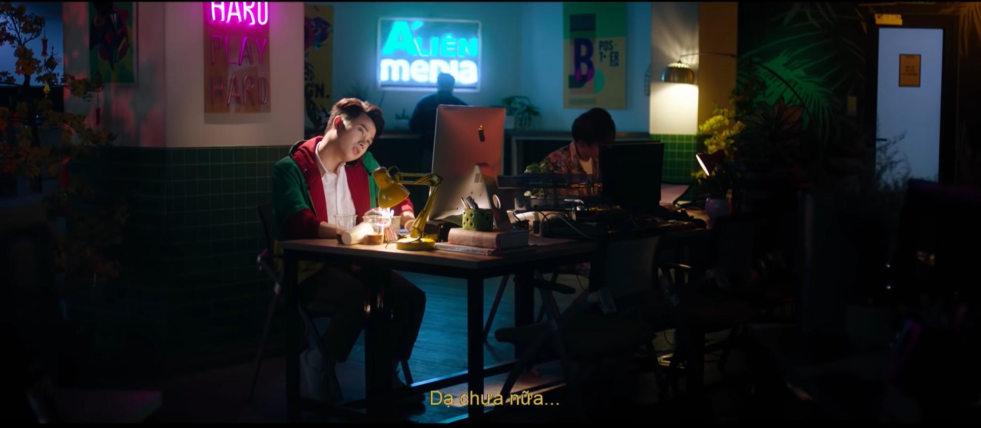 Truc Nhan ru fan di tim vi Tet nha trong MV moi hinh anh