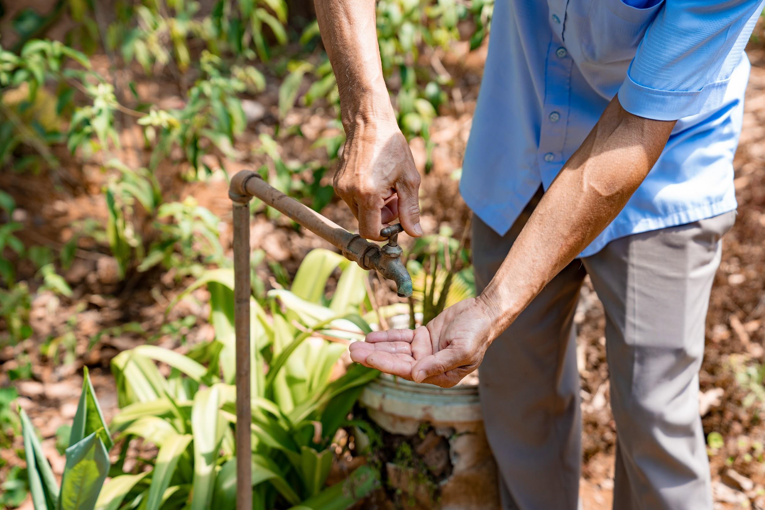 Vi sao tinh trang thieu nuoc sach thuong xay ra o cac tinh mien Trung? hinh anh